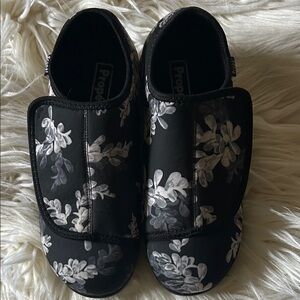 Prophet black and white print shoes 🤍🤍